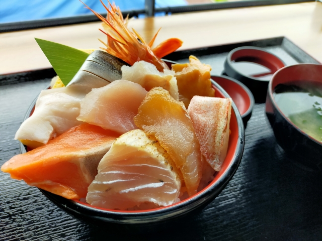 新鮮な海鮮丼のイメージ画像