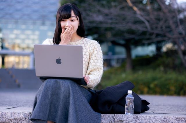 オンラインショップで買い物する女性のイメージ画像